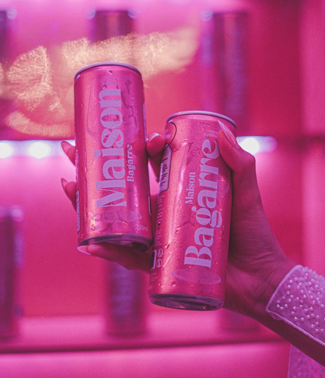 Activation produit, canettes Maison Bagarre en néon rose