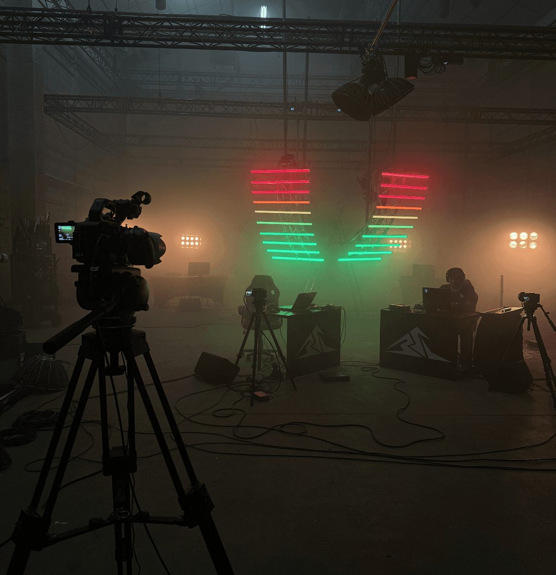 Caméra et décor néon en tournage
